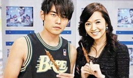 周杰伦爆料侯佩岑结婚采访视频,甜蜜瞬间曝光，揭秘明星爱情故事